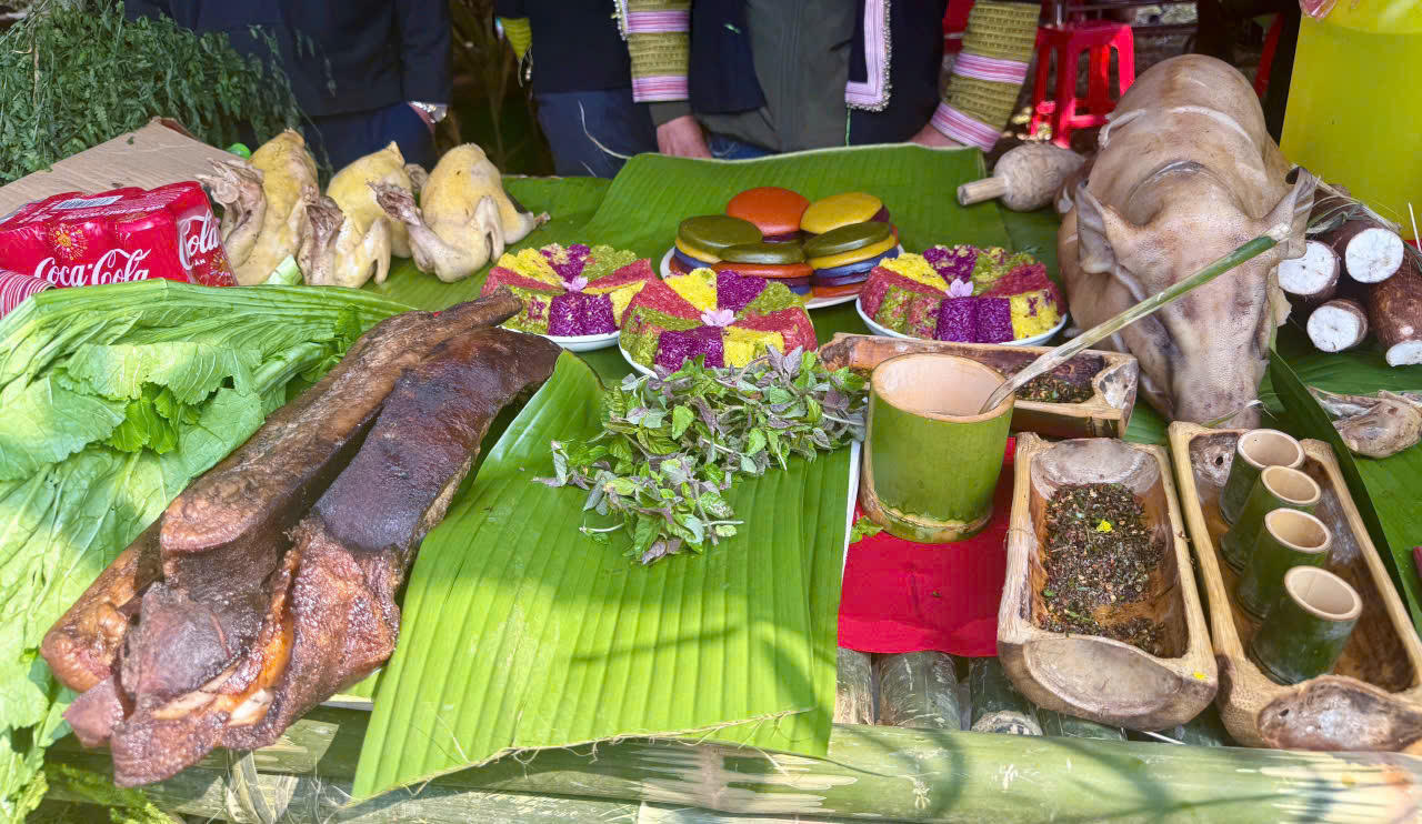 Người dân và du khách nô nức tham dự Lễ hội Xuống đồng tại Sa Pa