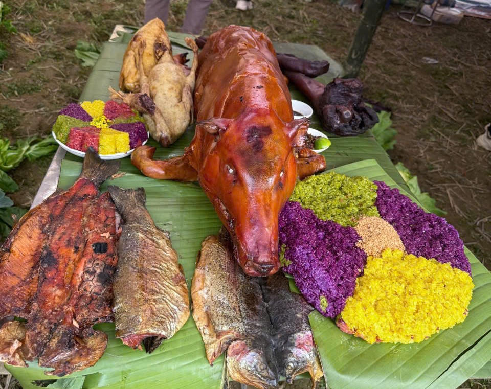 Người dân và du khách nô nức tham dự Lễ hội Xuống đồng tại Sa Pa