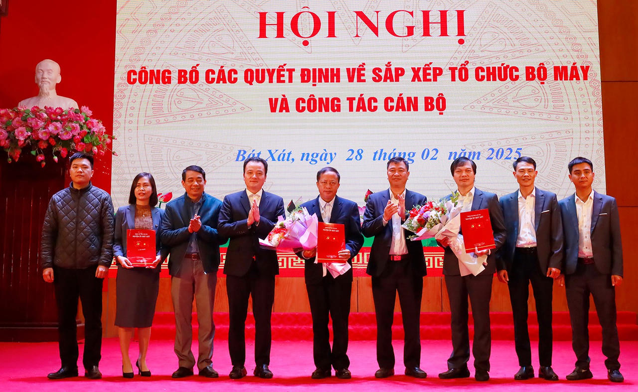 Lào Cai: Công bố các quyết định về sắp xếp bộ máy và tổ chức cán bộ