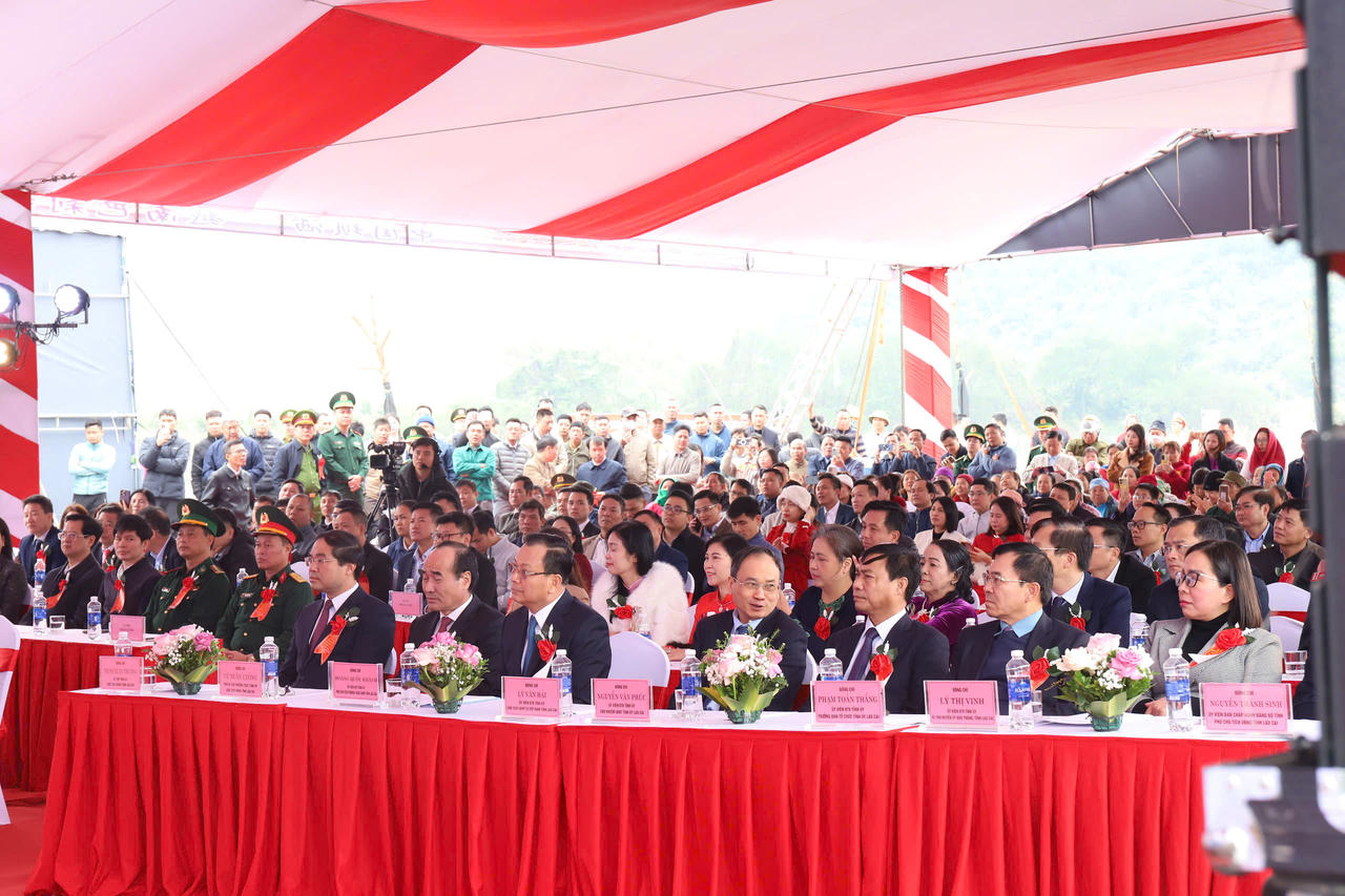 Khởi công xây dựng Cầu đường bộ 1.500 tỷ đồng bắc qua sông Hồng nối Việt Nam với Trung Quốc