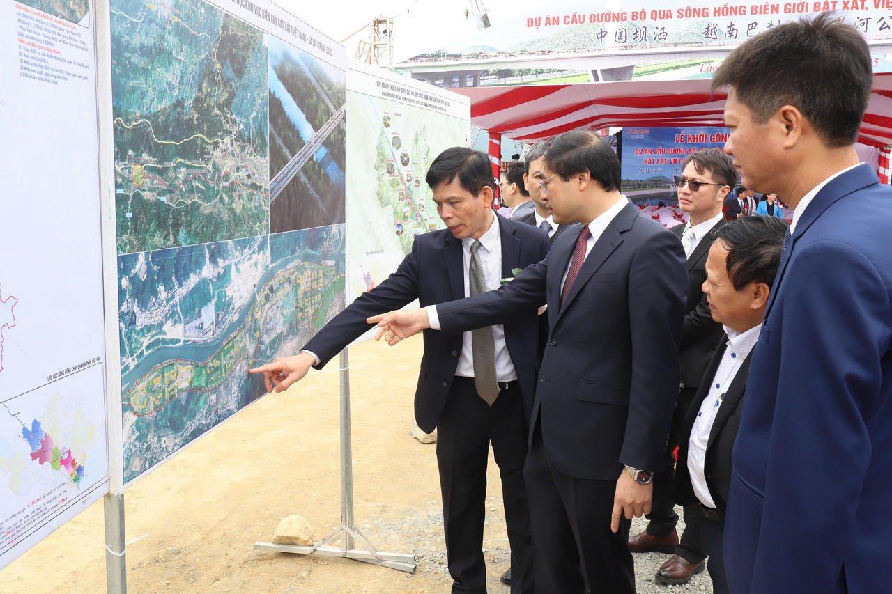 Khởi công xây dựng Cầu đường bộ 1.500 tỷ đồng bắc qua sông Hồng nối Việt Nam với Trung Quốc