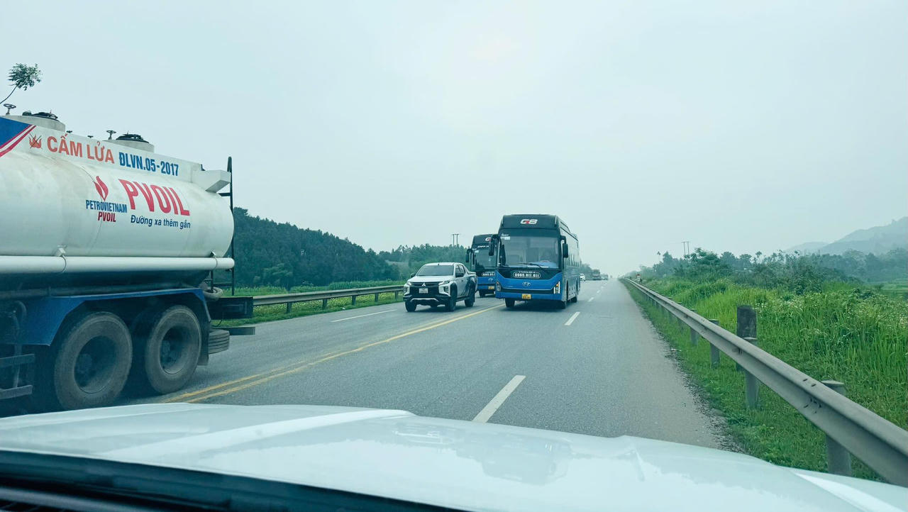 Tước bằng lái tài xế xe khách lấn làn, vượt ẩu trên cao tốc Nội Bài – Lào Cai