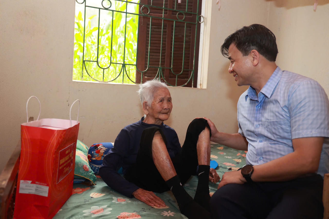 Thành ủy Lào Cai thăm hỏi, động viên các gia đình chính sách, người có công