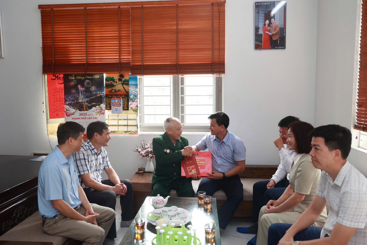 Thành ủy Lào Cai thăm hỏi, động viên các gia đình chính sách, người có công