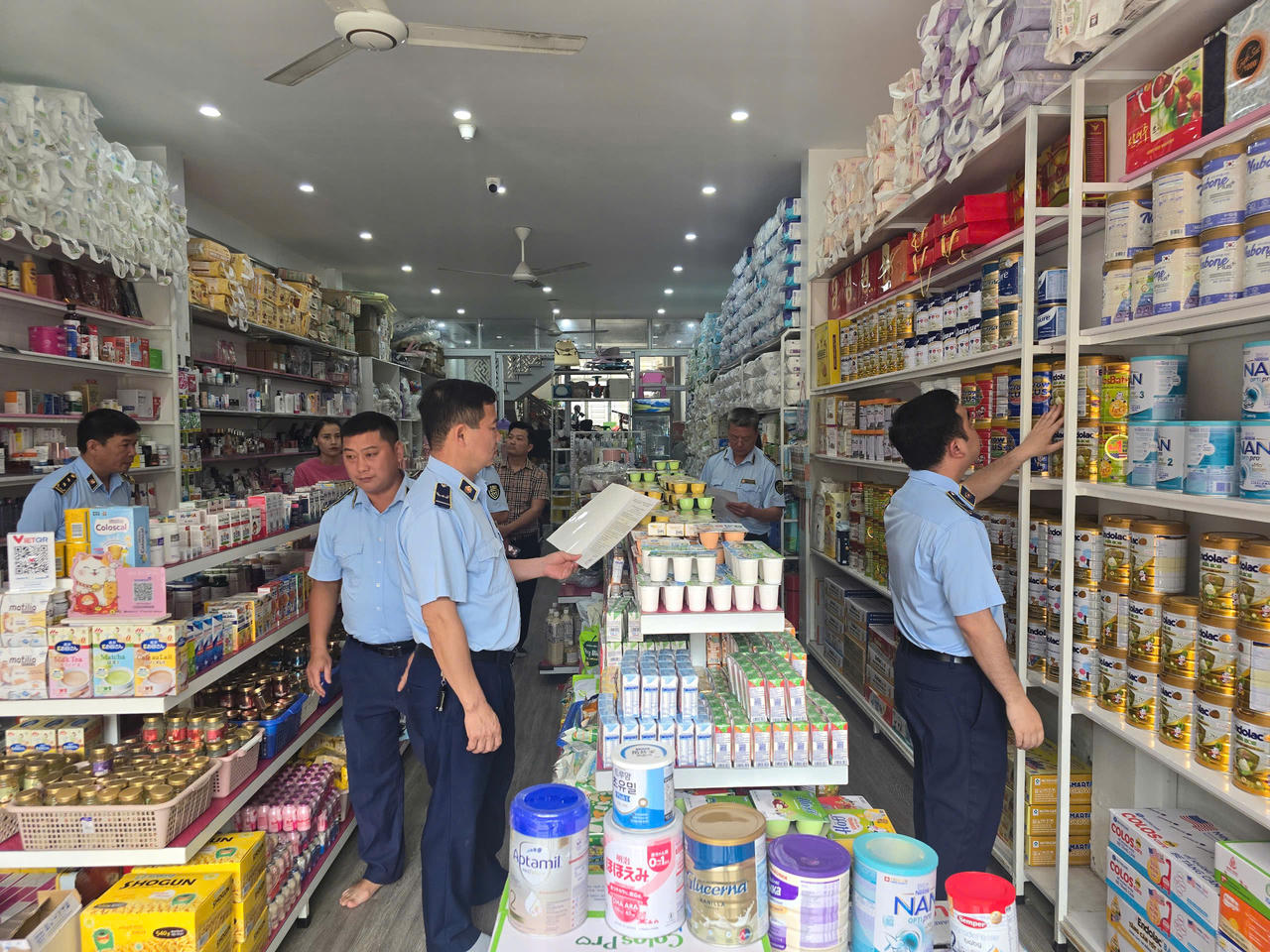 Lào Cai: Xử phạt chủ cửa hàng bán sữa không rõ nguồn gốc, xuất xứ