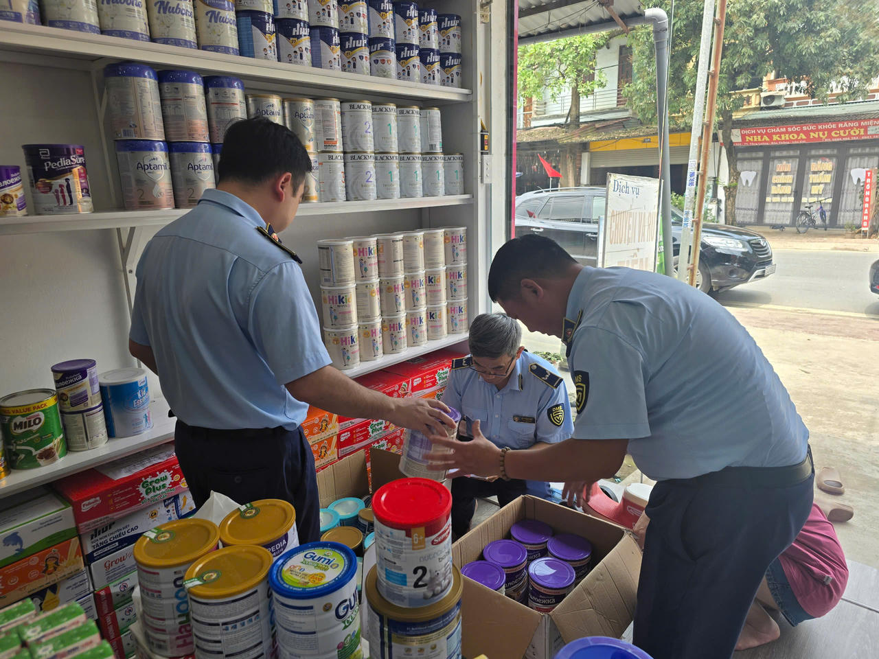 Lào Cai: Xử phạt chủ cửa hàng bán sữa không rõ nguồn gốc, xuất xứ