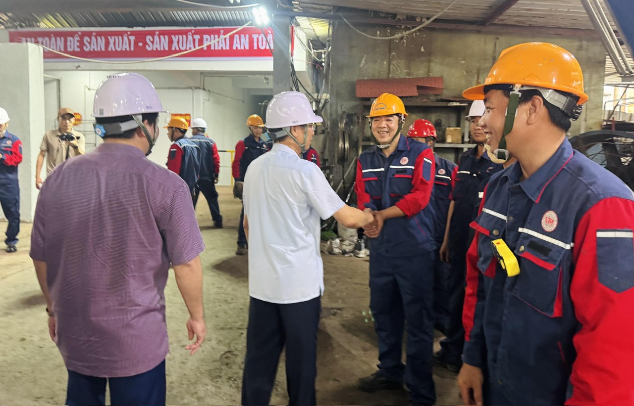 Nhà máy Gang thép Lào Cai khai lò cao, khôi phục sản xuất