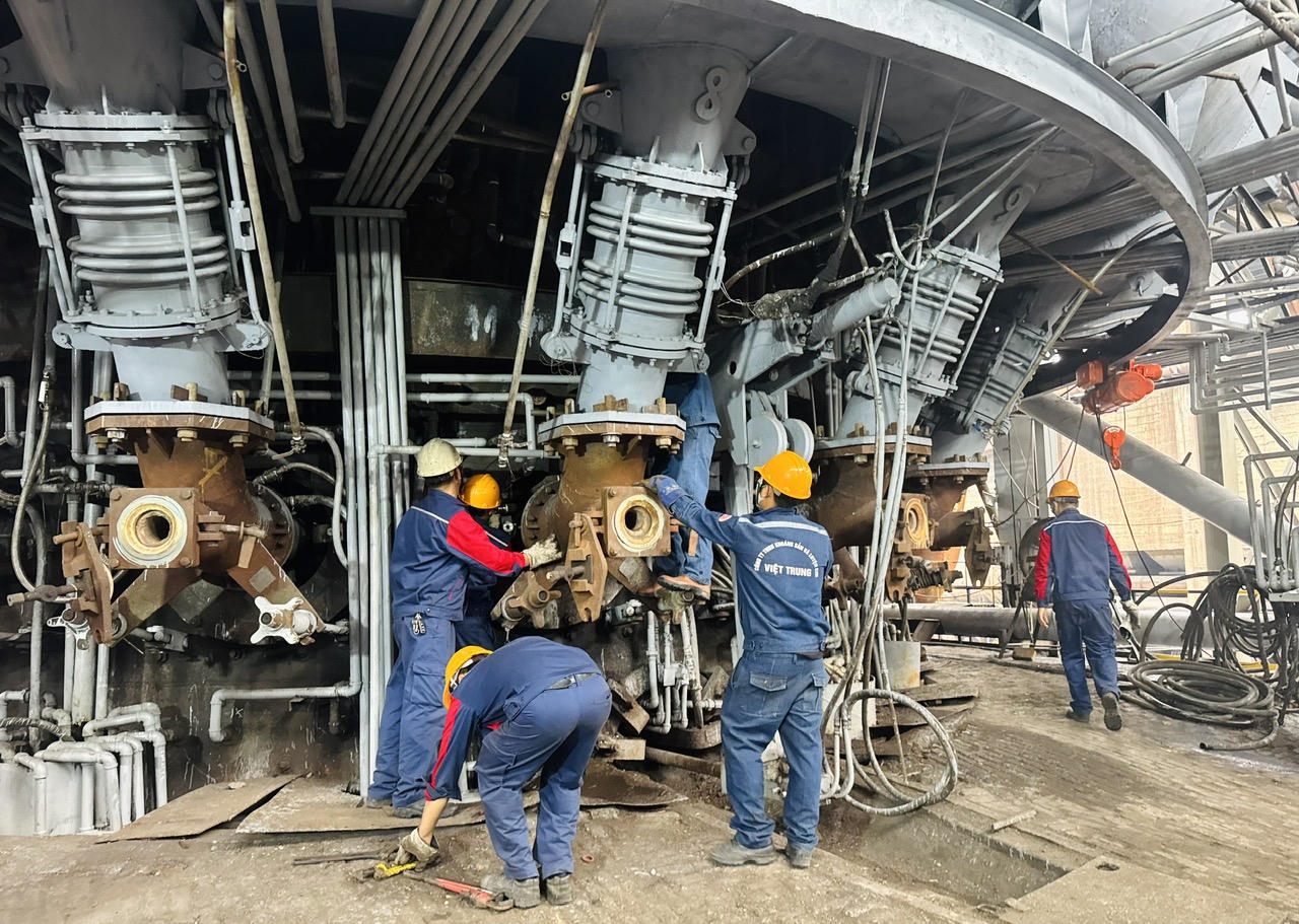 Nhà máy Gang thép Lào Cai khai lò cao, khôi phục sản xuất