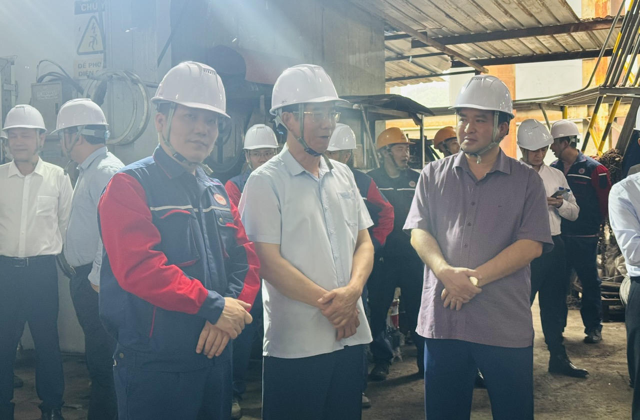 Nhà máy Gang thép Lào Cai khai lò cao, khôi phục sản xuất