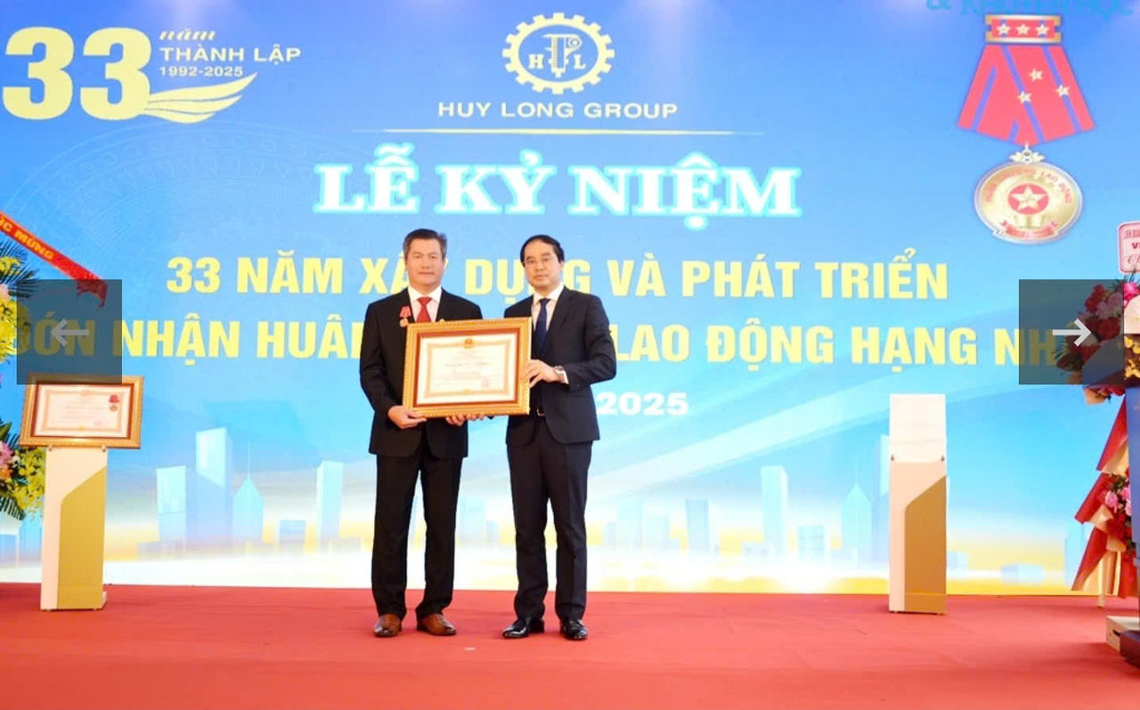 Huy Long Group đón nhận Huân chương Lao động hạng Nhất
