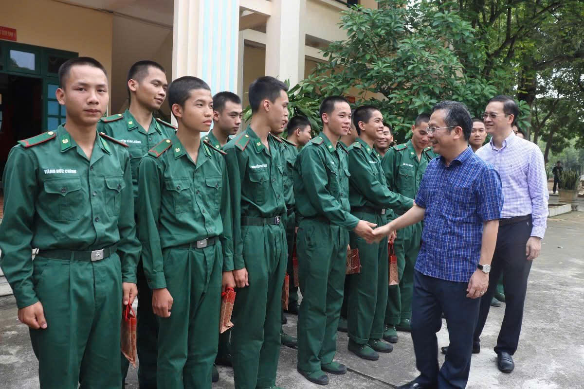 Lãnh đạo thành phố Lào Cai thăm, động viên các chiến sỹ mới nhập ngũ