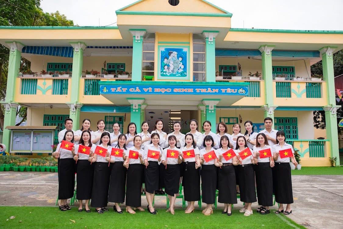 Lào Cai rực rỡ màu cờ Tổ quốc chào mừng 50 năm thống nhất đất nước