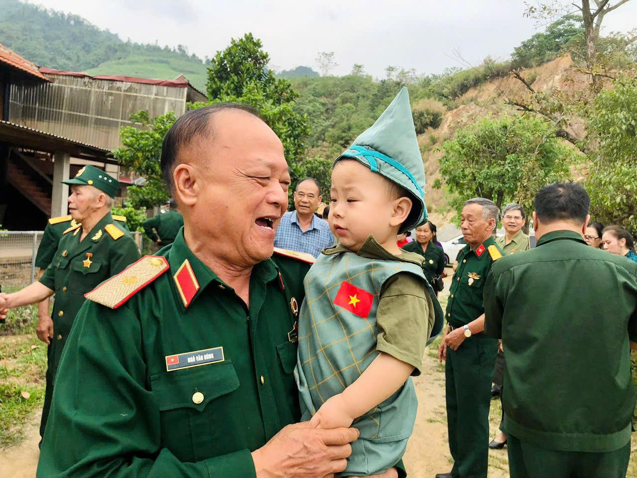 Lào Cai rực rỡ màu cờ Tổ quốc chào mừng 50 năm thống nhất đất nước