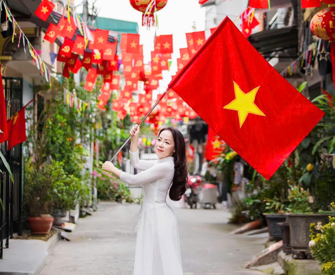 Lào Cai rực rỡ màu cờ Tổ quốc chào mừng 50 năm thống nhất đất nước