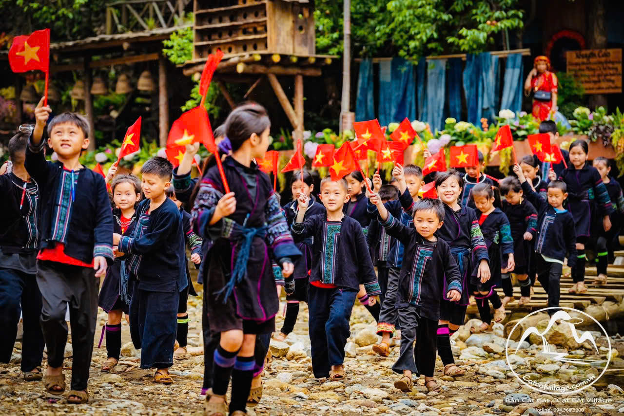 Lào Cai rực rỡ màu cờ Tổ quốc chào mừng 50 năm thống nhất đất nước