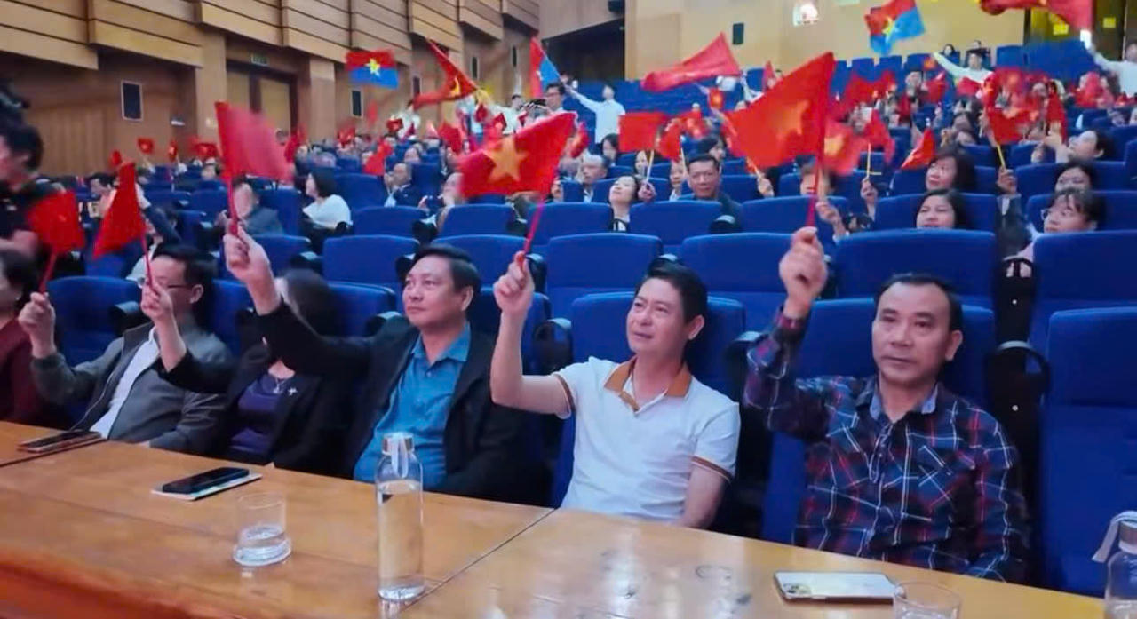 Lào Cai rực rỡ màu cờ Tổ quốc chào mừng 50 năm thống nhất đất nước