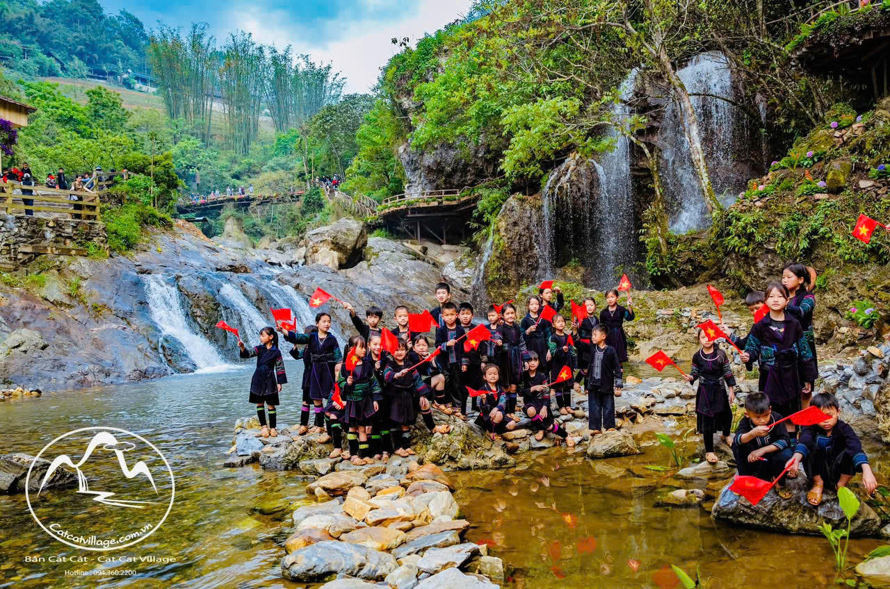 Lào Cai rực rỡ màu cờ Tổ quốc chào mừng 50 năm thống nhất đất nước