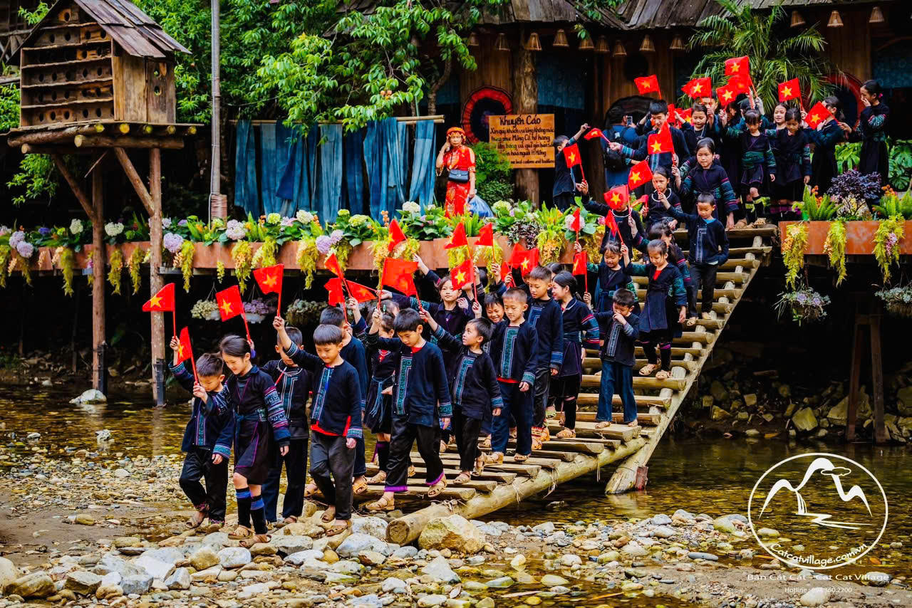 Lào Cai rực rỡ màu cờ Tổ quốc chào mừng 50 năm thống nhất đất nước