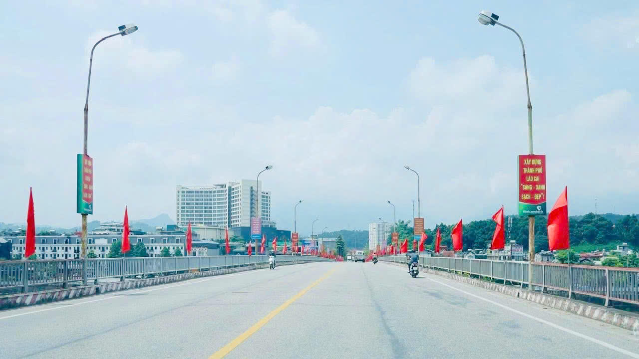 Lào Cai rực rỡ màu cờ Tổ quốc chào mừng 50 năm thống nhất đất nước