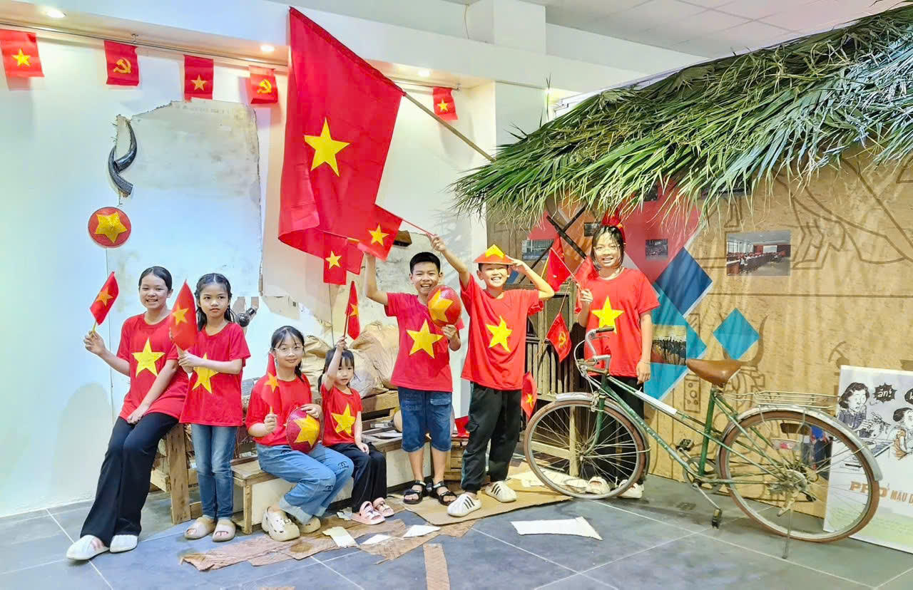 Lào Cai rực rỡ màu cờ Tổ quốc chào mừng 50 năm thống nhất đất nước