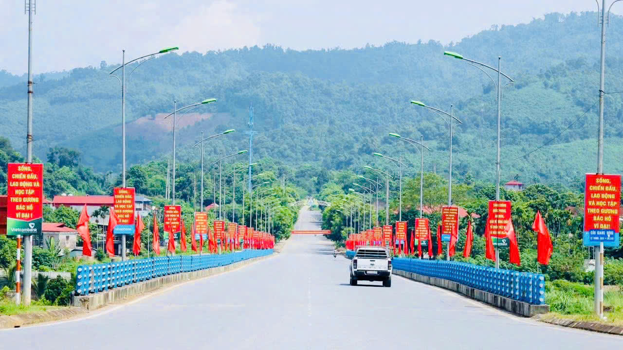 Lào Cai rực rỡ màu cờ Tổ quốc chào mừng 50 năm thống nhất đất nước