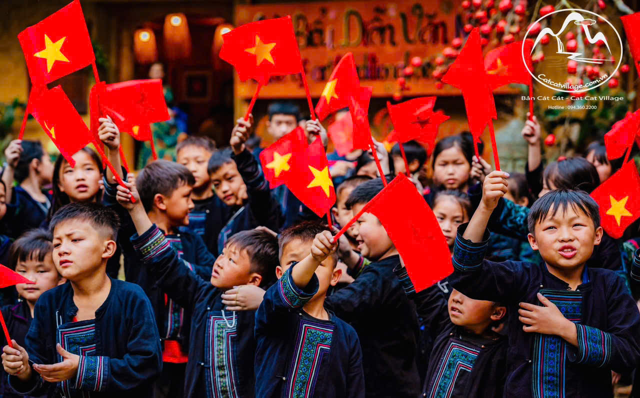 Lào Cai rực rỡ màu cờ Tổ quốc chào mừng 50 năm thống nhất đất nước