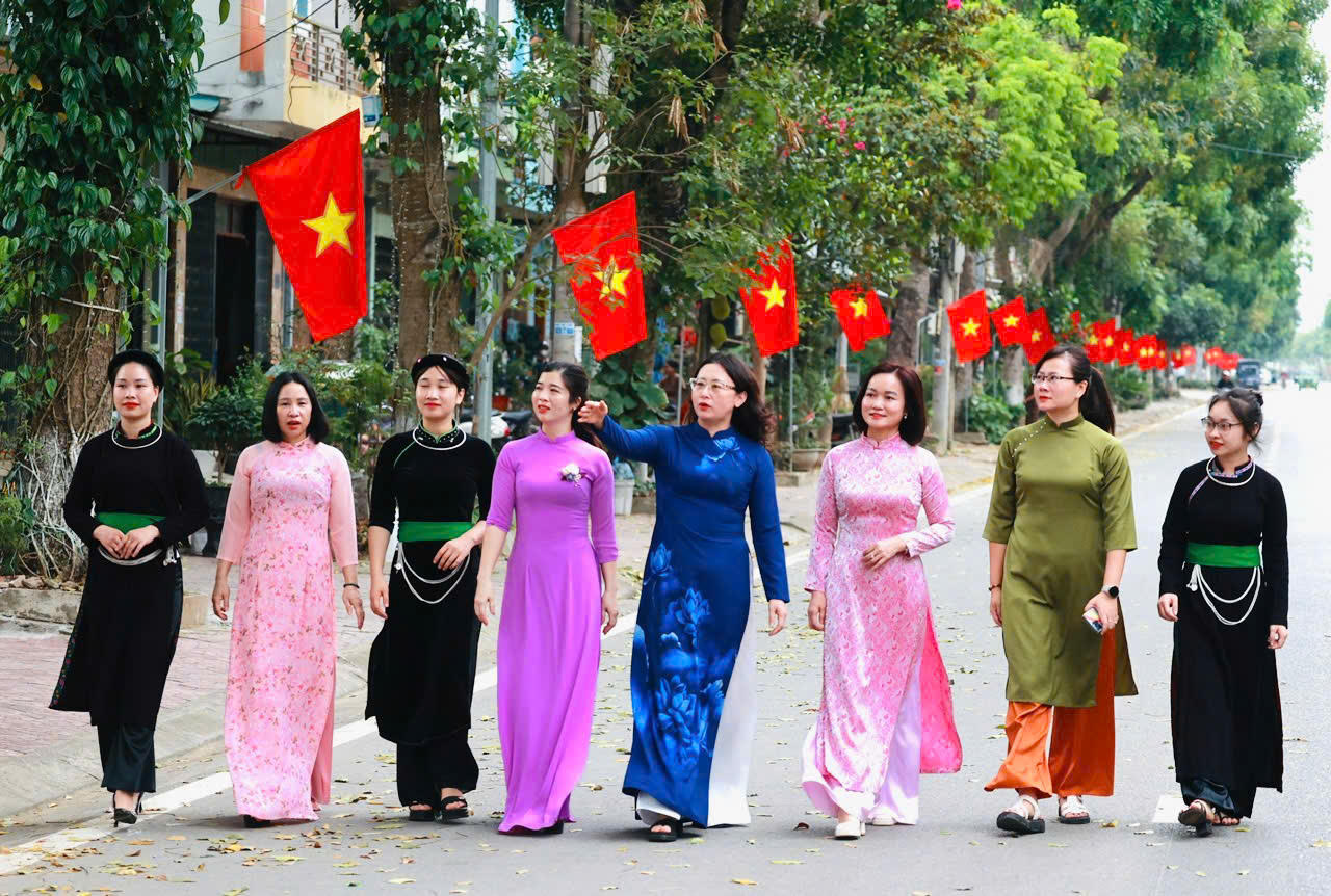 Lào Cai rực rỡ màu cờ Tổ quốc chào mừng 50 năm thống nhất đất nước