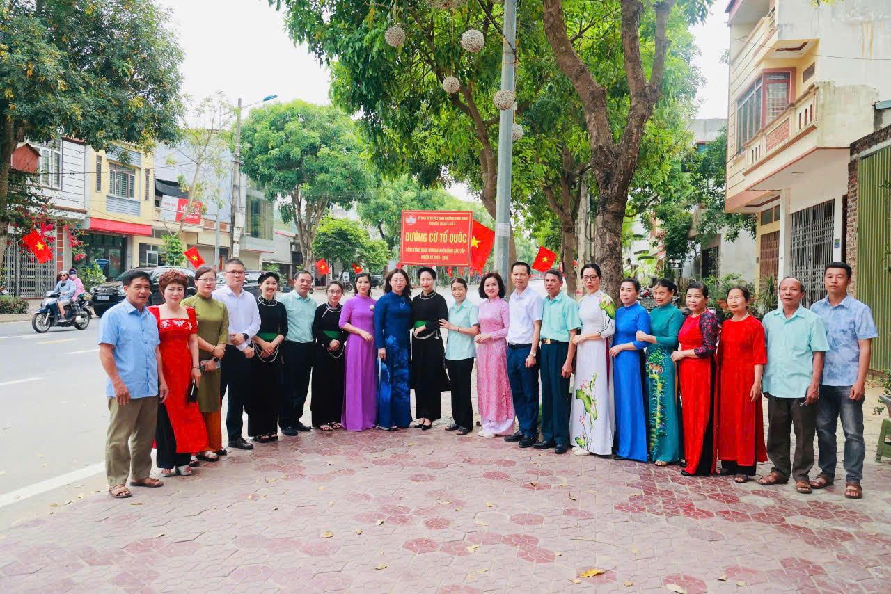 Lào Cai rực rỡ màu cờ Tổ quốc chào mừng 50 năm thống nhất đất nước