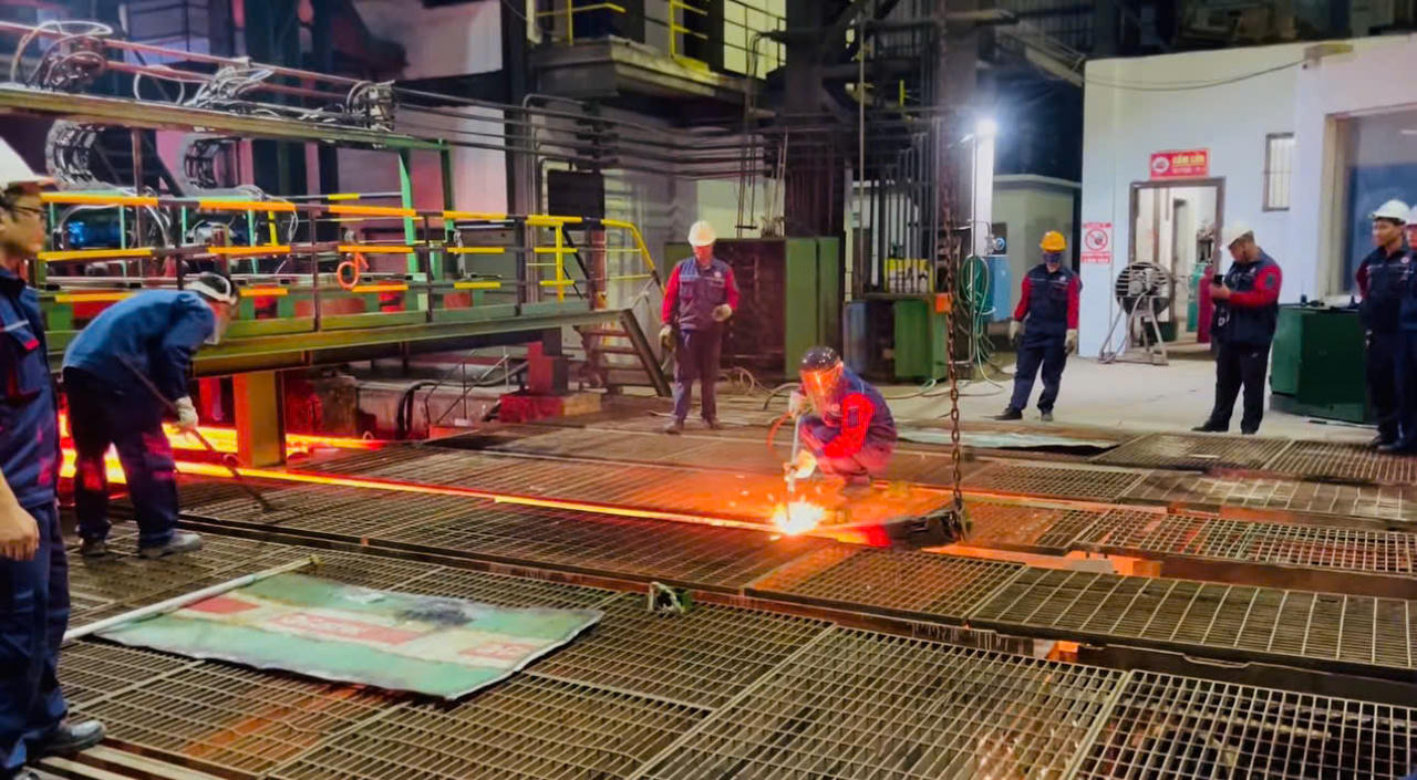 Nhà máy Gang thép Lào Cai ra lò mẻ phôi thép đầu tiên sau khi hoạt động trở lại