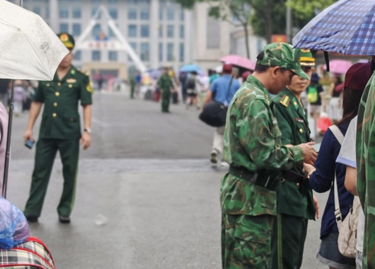 Đảm bảo tốt an ninh trật tự cho du khách qua Cửa khẩu Quốc tế đường bộ Lào Cai dịp lễ 30/4