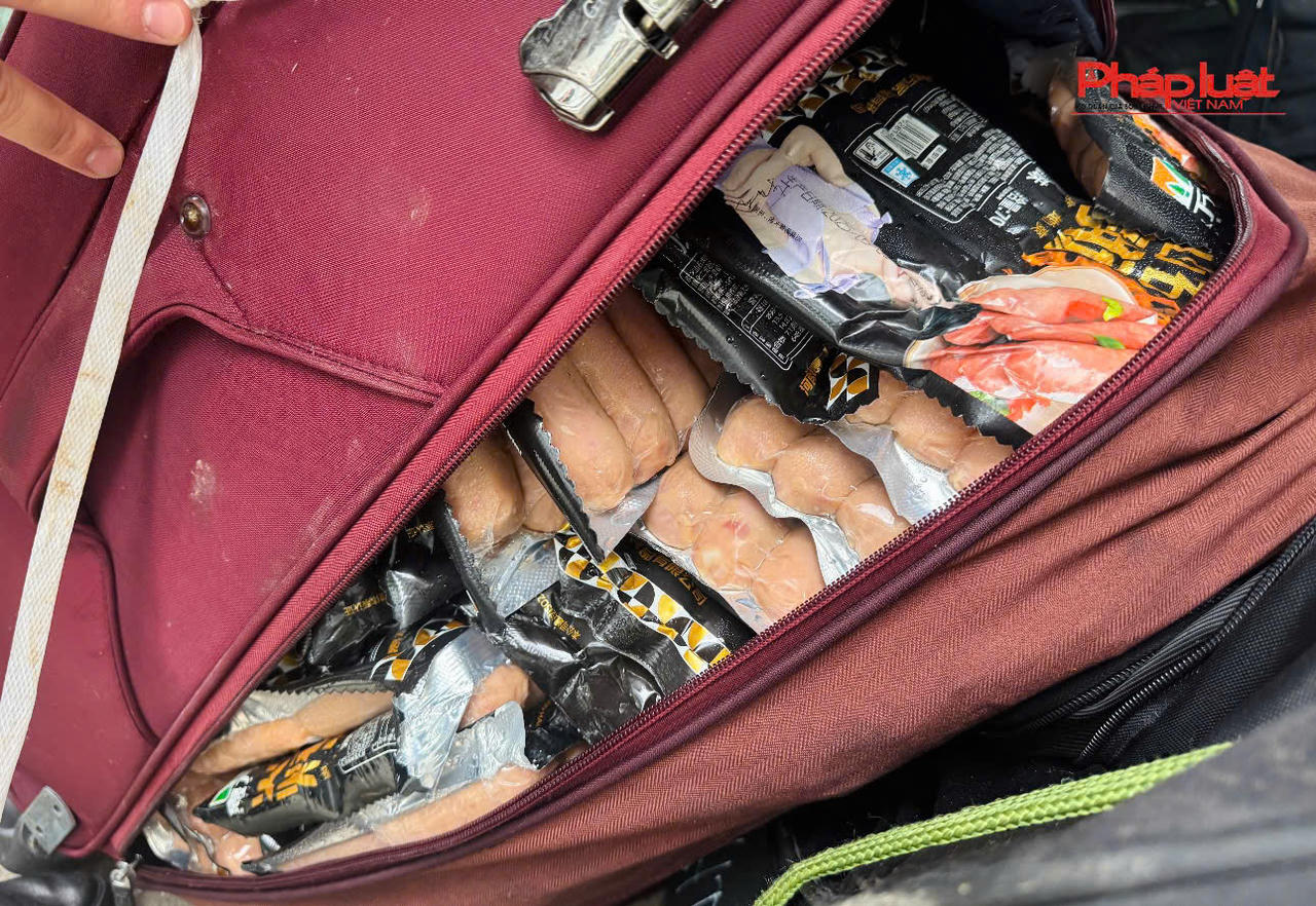 Thu giữ hơn 2,5 tấn xúc xích, trứng gia cầm non... tại khu vực cửa khẩu quốc tế Lào Cai