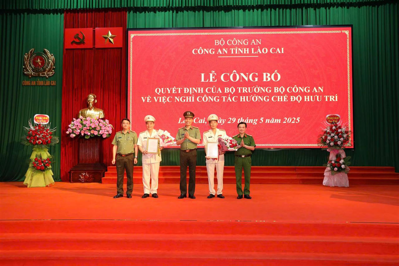 Công an tỉnh Lào Cai trao Quyết định nghỉ công tác hưởng chế độ hưu trí đối với 2 Phó Giám đốc Công an tỉnh