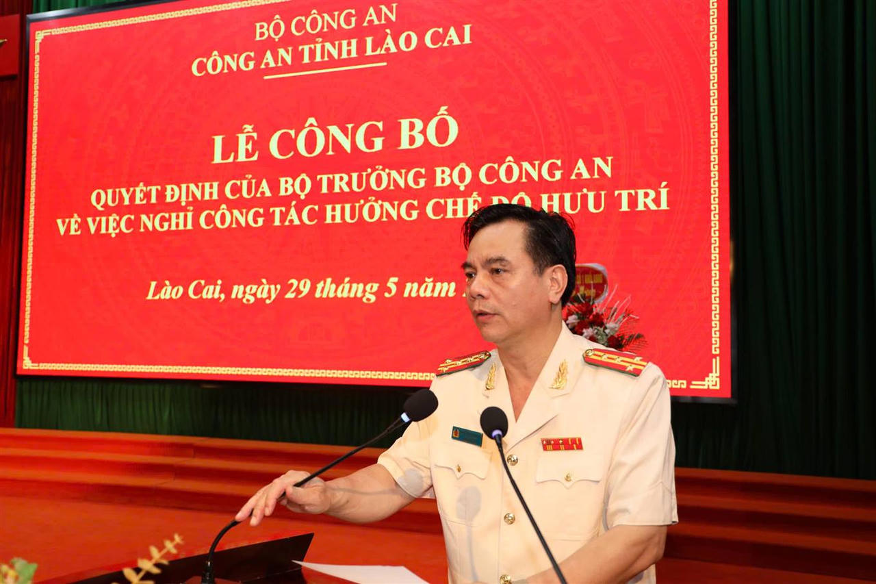 Công an tỉnh Lào Cai trao Quyết định nghỉ công tác hưởng chế độ hưu trí đối với 2 Phó Giám đốc Công an tỉnh