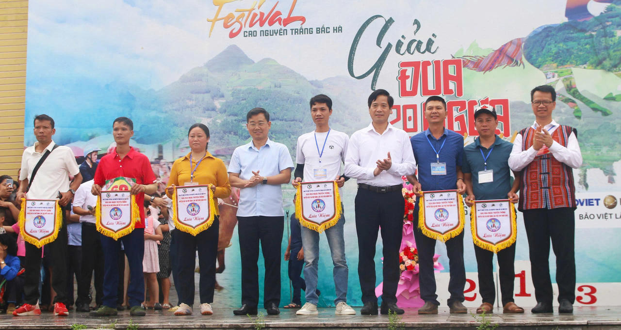 Gần 100 nài ngựa tranh tài Giải đua Vó ngựa Cao nguyên trắng lần thứ 18