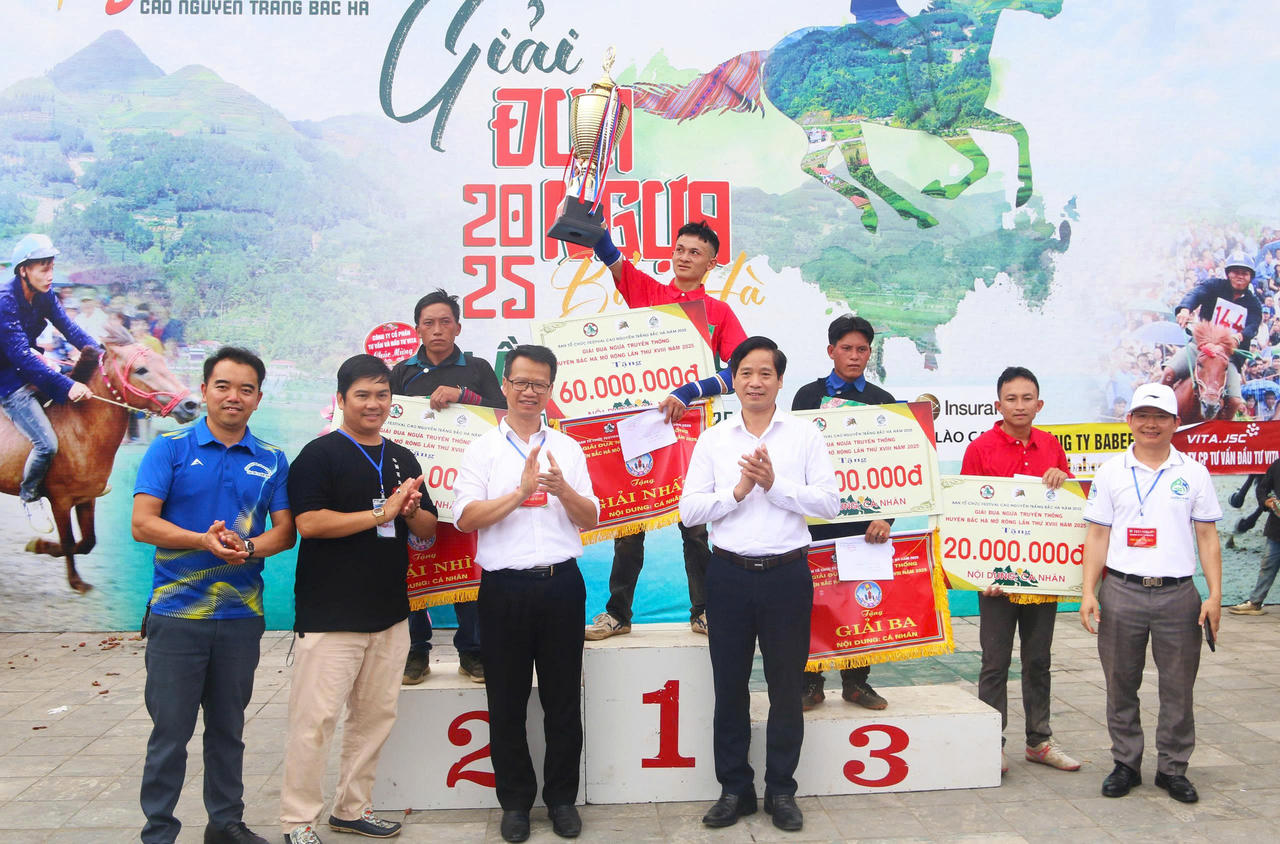 Gần 100 nài ngựa tranh tài Giải đua Vó ngựa Cao nguyên trắng lần thứ 18