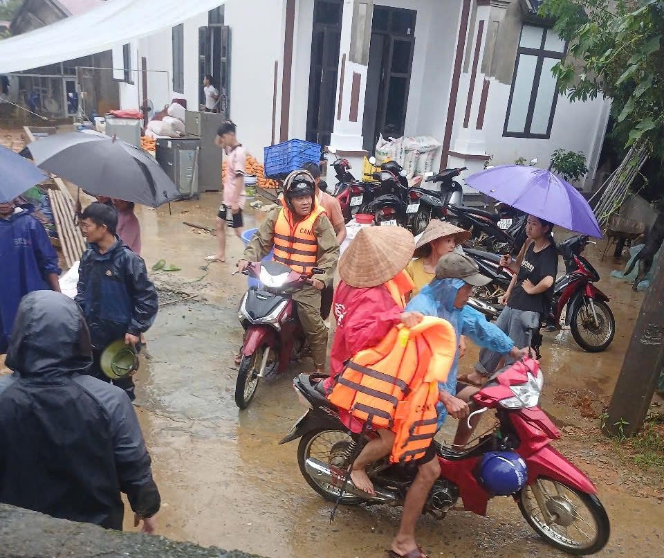 Công an Lai Châu dầm mình giữa mưa lũ, đảm bảo an toàn cho người dân