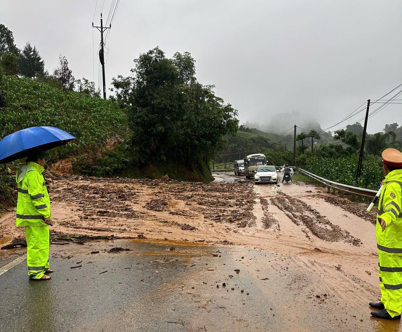 Công an Lai Châu dầm mình giữa mưa lũ, đảm bảo an toàn cho người dân