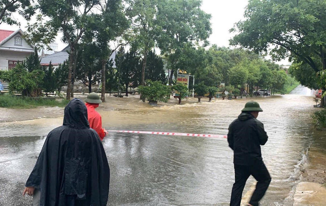 Công an Lai Châu dầm mình giữa mưa lũ, đảm bảo an toàn cho người dân