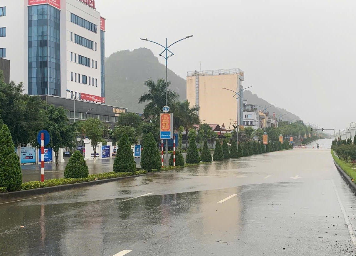 Công an Lai Châu dầm mình giữa mưa lũ, đảm bảo an toàn cho người dân