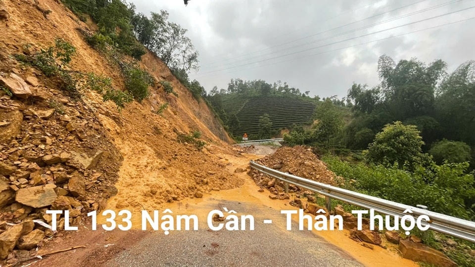 Công an Lai Châu dầm mình giữa mưa lũ, đảm bảo an toàn cho người dân