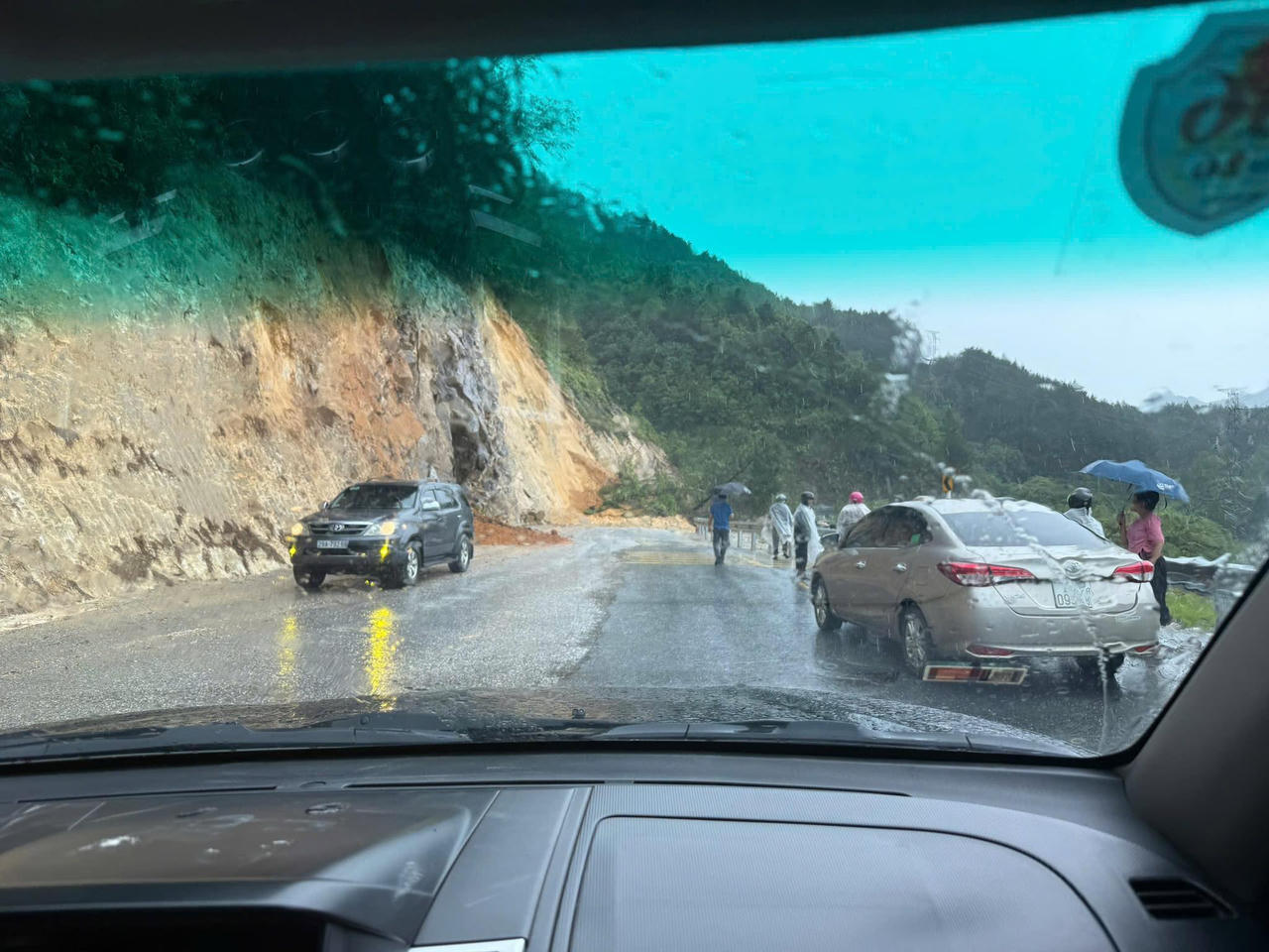 Công an Lai Châu dầm mình giữa mưa lũ, đảm bảo an toàn cho người dân