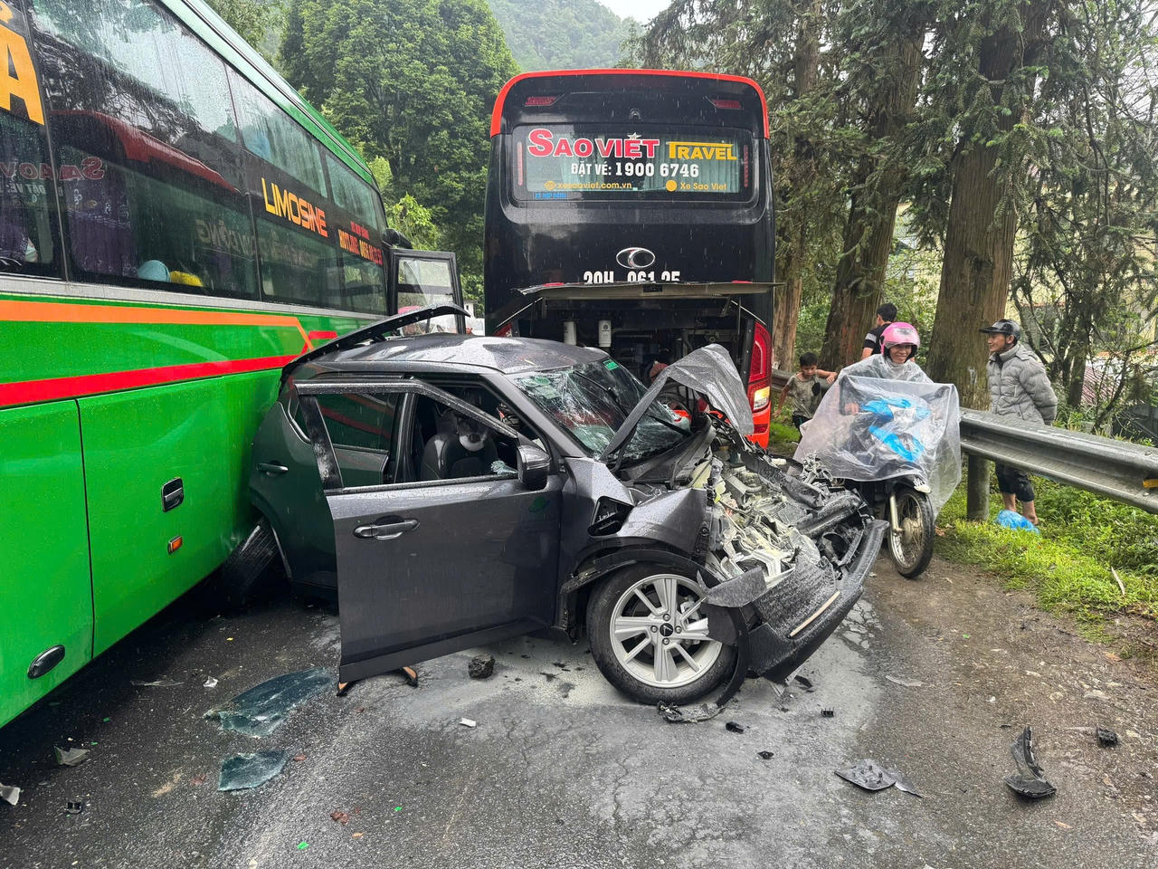 Đầu ô tô con biến dạng do tai nạn liên hoàn trên quốc lộ, 2 người cấp cứu