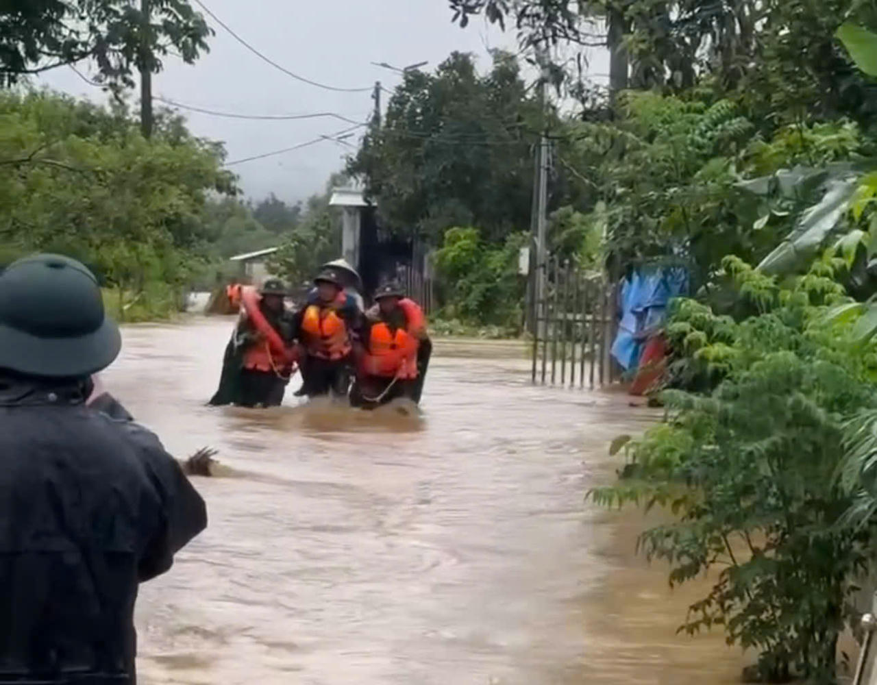 Công an Lai Châu dầm mình giữa mưa lũ, đảm bảo an toàn cho người dân