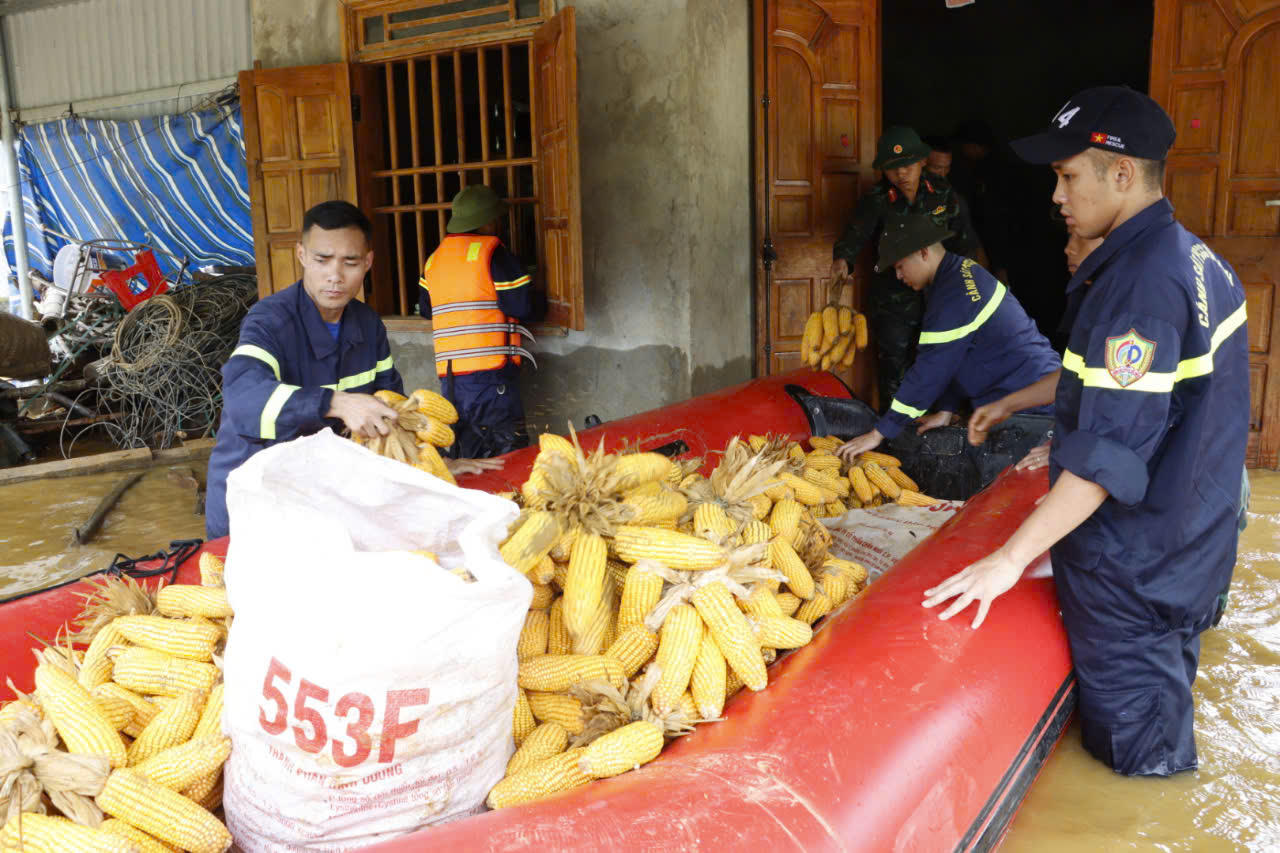 Công an Lai Châu dầm mình giữa mưa lũ, đảm bảo an toàn cho người dân