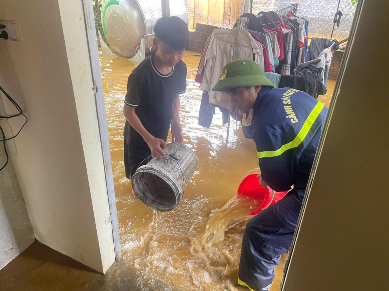 Công an Lai Châu dầm mình giữa mưa lũ, đảm bảo an toàn cho người dân