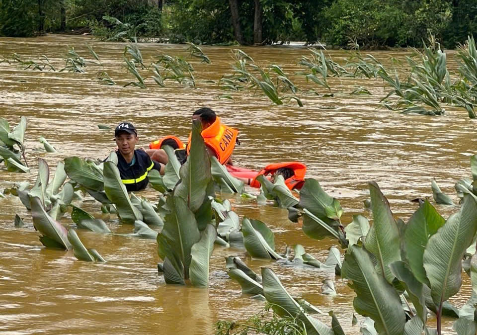 Công an Lai Châu dầm mình giữa mưa lũ, đảm bảo an toàn cho người dân