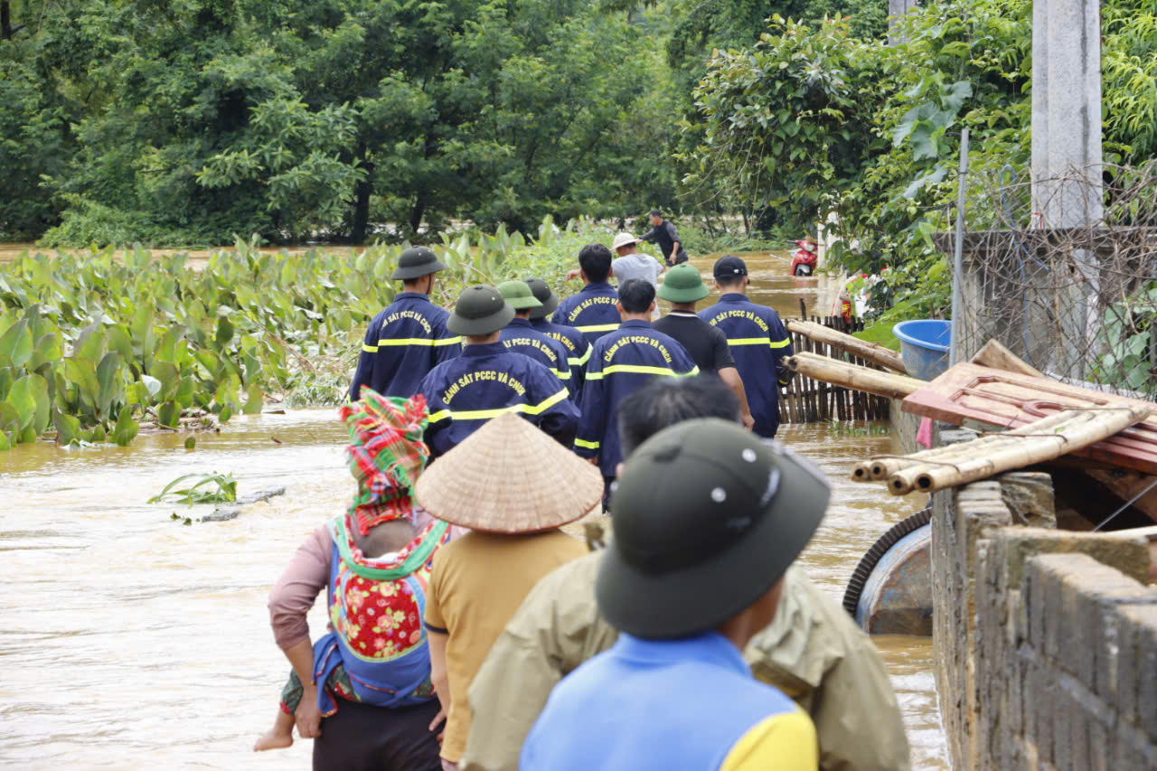 Công an Lai Châu dầm mình giữa mưa lũ, đảm bảo an toàn cho người dân