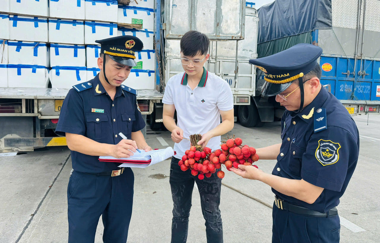  Siết chặt công tác phòng chống buôn lậu, gian lận thương mại tại cửa khẩu quốc tế Lào Cai 