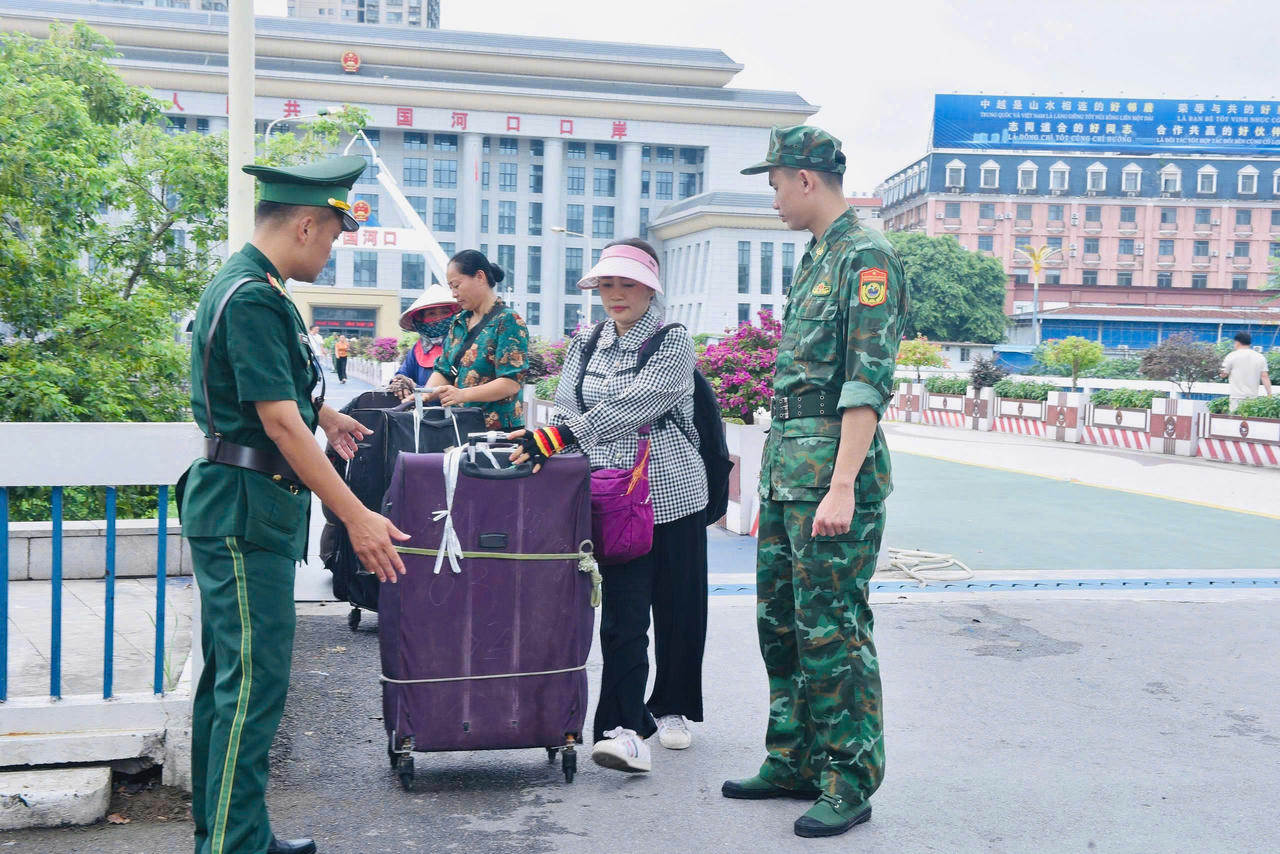  Siết chặt công tác phòng chống buôn lậu, gian lận thương mại tại cửa khẩu quốc tế Lào Cai 