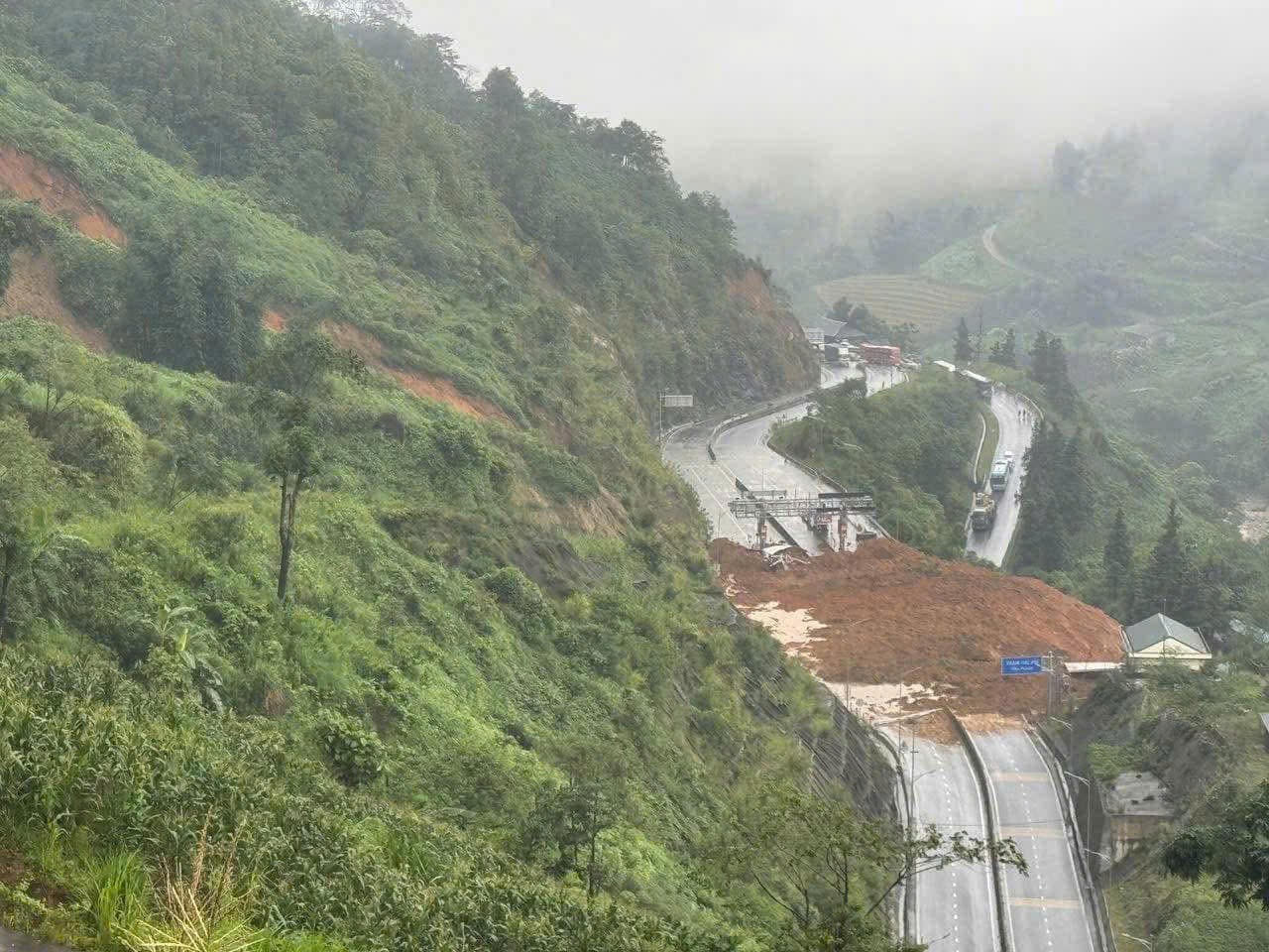 Mưa lớn gây sạt lở tại khu vực trạm thu phí BOT cầu Móng Sến